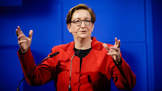 Klara Geywitz steht auf dem Podium und spricht zum Publikum