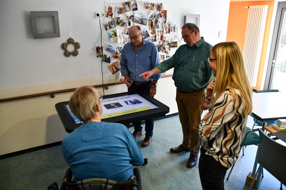 Eine Gruppe Personen vor dem Aktivitätentisch