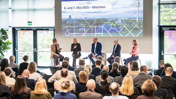 Personen in einer Stadt